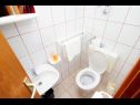 Apartmani i sobe Mini - parking: SA1(2), R1(2) s balkonom Bol - Otok Brač   - Soba - R1(2) s balkonom: kupaonica s toaletom