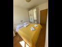 Apartmani Jak - comfortable apartments: A1-donji(4+1), A2-gornji(4+2) Mirca - Otok Brač   - Apartman - A2-gornji(4+2): spavaća soba
