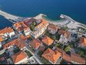 Apartmani Zoran - 30 m from beach: A1(4) Postira - Otok Brač   - pogled (kuća i okolica)