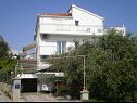 Apartmani Ljuba - nice garden: A2(4+1) Plavi, A4(8+1), A1(2+2) Okrug Gornji - Otok Čiovo   - kuća