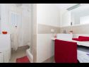 Apartmani Duga - beachfront & seaview : A1(4+1), A2(4+1) Okrug Gornji - Otok Čiovo   - Apartman - A2(4+1): kupaonica s toaletom