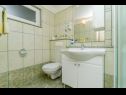 Apartmani Ljuba - nice garden: A2(4+1) Plavi, A4(8+1), A1(2+2) Okrug Gornji - Otok Čiovo   - Apartman - A1(2+2): kupaonica s toaletom