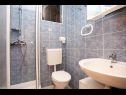 Apartmani Miro - 300 m from sea: A1 Plavi(2+2), A2 Crveni(2+2), A3 Zeleni(2+2) Jadranovo - Rivijera Crikvenica   - Apartman - A1 Plavi(2+2): kupaonica s toaletom