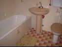 Apartmani Smil - 30 m from sea: A1(4) Sućuraj - Otok Hvar   - Apartman - A1(4): kupaonica s toaletom