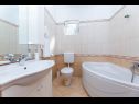 Apartmani Juri A1(2+2), A2(2+2) Vrbnik - Otok Krk   - Apartman - A2(2+2): kupaonica s toaletom