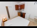 Apartmani Miljko - 80 m from beach: A1(6), SA2(2), A10(4+1), A11(2+2) Brela - Rivijera Makarska   - Studio apartman - SA2(2): spavaća soba