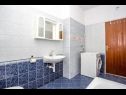 Apartmani Željko - spacious and affordable A1(6+2), SA2(2), SA3(2), SA4(2+1) Makarska - Rivijera Makarska   - Studio apartman - SA4(2+1): kupaonica s toaletom