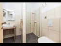Apartmani Dolo - in centre: A1(5), A2(5) Makarska - Rivijera Makarska   - Apartman - A2(5): kupaonica s toaletom