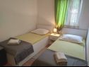 Apartmani Viki - seaview & garden terrace: A1(6) Makarska - Rivijera Makarska   - Apartman - A1(6): spavaća soba