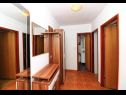 Apartmani Slađa - 150 m from beach: A1(4+1), A2(4+1) Jezera - Otok Murter   - Apartman - A1(4+1): hodnik