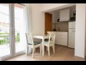 Apartmani Mir - close to beach: SA1(2), SA2(2), SA3(2+1), SA4(2), A5(4) Duće - Rivijera Omiš   - Studio apartman - SA3(2+1): kuhinja i blagovaonica