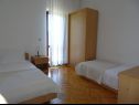 Apartmani Mari - 40 m from sea: A1(4), A2(2+2), SA3(2) Krilo Jesenice - Rivijera Omiš   - Apartman - A1(4): spavaća soba
