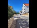 Apartmani Mare - 50 m from beach: A1 Mijo (6+1), A2 Petar (2+2), A3 Katja (2+2) Mandre - Otok Pag   - detalj (kuća i okolica)