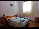 Apartmani Tatjana - 300 m from beach: A1(2+2), A2(4) Banjol - Otok Rab   - Apartman - A2(4): spavaća soba