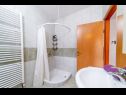 Apartmani Nada- sea view: A1 - Ljubičasti (4+2), A2 - Crveni (4+2) Banjol - Otok Rab   - Apartman - A1 - Ljubičasti (4+2): kupaonica s toaletom