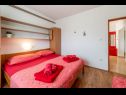 Apartmani Nada- sea view: A1 - Ljubičasti (4+2), A2 - Crveni (4+2) Banjol - Otok Rab   - Apartman - A2 - Crveni (4+2): spavaća soba
