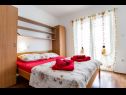Apartmani Nada- sea view: A1 - Ljubičasti (4+2), A2 - Crveni (4+2) Banjol - Otok Rab   - Apartman - A2 - Crveni (4+2): spavaća soba