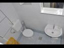 Apartmani Petar - 6m from the sea: A1(4), A3(2) Barbat - Otok Rab   - Apartman - A1(4): kupaonica s toaletom