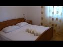 Apartmani Dia - 200 m from beach: A1 donji (6), A2 gornji(4+2) Primošten - Rivijera Šibenik   - Apartman - A1 donji (6): spavaća soba