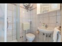 Apartmani Vini- beautiful garden and terrase A4(4+2) Podstrana - Rivijera Split   - Apartman - A4(4+2): kupaonica s toaletom