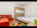 Apartmani Jurica - 300 m from sea: A1 Lea(2+1), A2 Roko(2+1) Split - Rivijera Split   - Apartman - A1 Lea(2+1): spavaća soba