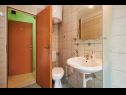 Apartmani i sobe Jare - in old town R1 zelena(2), A2 gornji (2+2) Trogir - Rivijera Trogir   - Soba - R1 zelena(2): kupaonica s toaletom