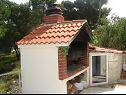 Apartmani Mara - barbecue: A1(4+1), SA3(2), SA4(2+1) Trogir - Rivijera Trogir   - roštilj (kuća i okolica)