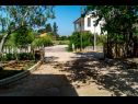 Apartmani Mediteran - private parking: A1(2+1) Privlaka - Rivijera Zadar   - dvorište