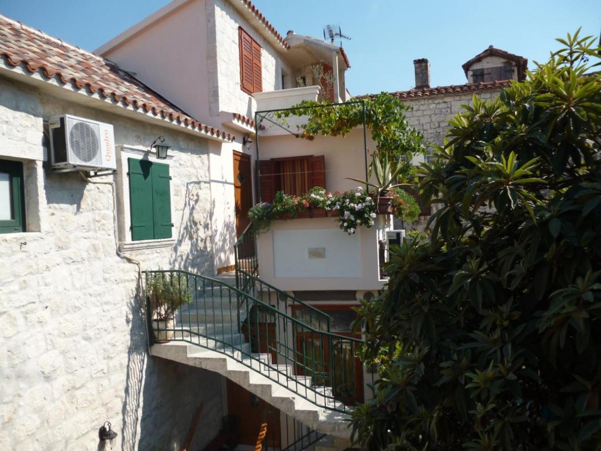 Apartmani i sobe Jare - in old town R1 zelena(2), A2 gornji (2+2) Trogir - Rivijera Trogir  