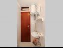 Apartmani Mat - in a cosy stone house: SA1(2), SA2(2), SA3(2) Bol - Otok Brač   - Studio apartman - SA2(2): kupaonica s toaletom