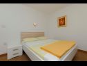 Apartmani Vlado - cosy & afordable: SA1(2), A2(3), A3(5) Supetar - Otok Brač   - Apartman - A3(5): spavaća soba