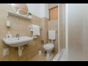 Apartmani Vlado - cosy & afordable: SA1(2), A2(3), A3(5) Supetar - Otok Brač   - Studio apartman - SA1(2): kupaonica s toaletom