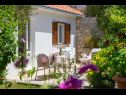 Apartmani Stone garden - cosy and comfy : A1(4), A2(2) Supetar - Otok Brač   - Apartman - A2(2): vrtna terasa