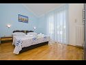 Apartmani Ljuba - nice garden: A2(4+1) Plavi, A4(8+1), A1(2+2) Okrug Gornji - Otok Čiovo   - Apartman - A2(4+1) Plavi: spavaća soba