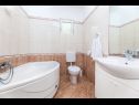 Apartmani Juri A1(2+2), A2(2+2) Vrbnik - Otok Krk   - Apartman - A1(2+2): kupaonica s toaletom