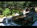 Apartmani Sunny - quiet and relaxing A1(2+2), A2(2+1) Makarska - Rivijera Makarska   - dvorište