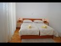 Apartmani i sobe Ljuba - 130 meter from sea SA1(2), SA2(2+1), SA6(2+1), A4(2+1), R3(2+1), R7(2+1) Makarska - Rivijera Makarska   - Apartman - A4(2+1): spavaća soba