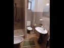 Apartmani Mari - 40 m from sea: A1(4), A2(2+2), SA3(2) Krilo Jesenice - Rivijera Omiš   - Apartman - A1(4): kupaonica s toaletom