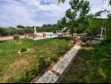 Apartmani Robi- swimming pool and beautiful garden A1-žuti(5), A2-crveni(5), A3(3+1) Kampor - Otok Rab   - dvorište