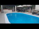 Apartmani Robi- swimming pool and beautiful garden A1-žuti(5), A2-crveni(5), A3(3+1) Kampor - Otok Rab   - bazen