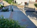 Apartmani Tea - parking and grill, 100 m from sea A1(2+1), SA2(2), SA3(2), A4(4+2) Rogoznica - Rivijera Šibenik   - parkiralište