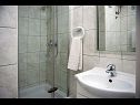 Apartmani Robi - 50m from beach SA2(2+1), SA4(2+1), R1(2), R3(2) Podstrana - Rivijera Split   - Soba - R1(2): kupaonica s toaletom