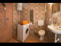 Apartmani Zdrav - with big terrace: A1(4) Split - Rivijera Split   - Apartman - A1(4): kupaonica s toaletom