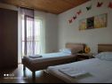 Apartmani Anđelka - 50 m from beach: A3(9), A4(4), A5(2) Marina - Rivijera Trogir   - Apartman - A4(4): spavaća soba