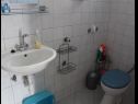Apartmani Milka - 100m from the sea A1(4), A2(2+1) Seget Donji - Rivijera Trogir   - Apartman - A2(2+1): kupaonica s toaletom