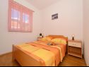 Apartmani Žar - free parking A1(4+1), A2(2+2), A3(2+2), A4(4+1) Seget Vranjica - Rivijera Trogir   - Apartman - A1(4+1): spavaća soba