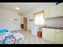Apartmani Mare - 30 m from pebble beach: SA1(2), SA2(2), A3(4), A4(4), A5(8) Seget Vranjica - Rivijera Trogir   - Studio apartman - SA2(2): kuhinja i blagovaonica
