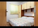 Apartmani Mare - 30 m from pebble beach: SA1(2), SA2(2), A3(4), A4(4), A5(8) Seget Vranjica - Rivijera Trogir   - Apartman - A3(4): spavaća soba