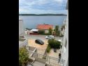 Apartmani Marin2- near beach: A3(4+2) Trogir - Rivijera Trogir   - parkiralište (kuća i okolica)