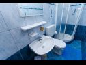 Apartmani Iva - 150m from the beach: A1(4), A3(3), SA2(2) Trogir - Rivijera Trogir   - Apartman - A3(3): kupaonica s toaletom
